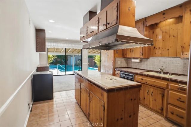 7007 Whitaker, Lake Balboa, CA 91406