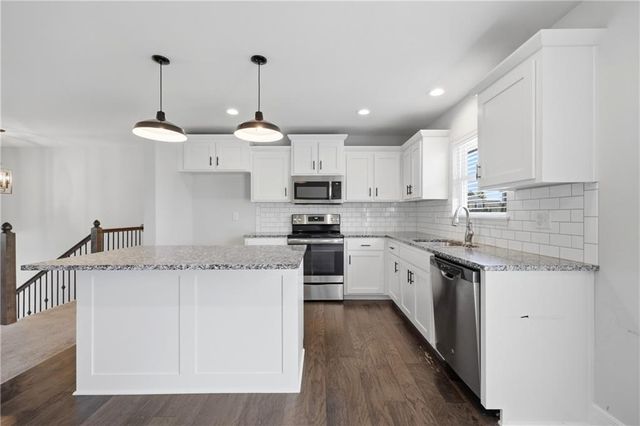 1109 SW Arborway Drive, Lee's Summit, MO 64082