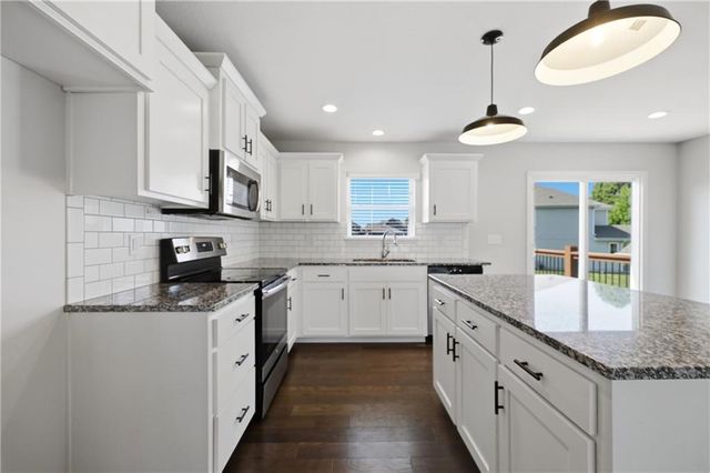 1109 SW Arborway Drive, Lee's Summit, MO 64082