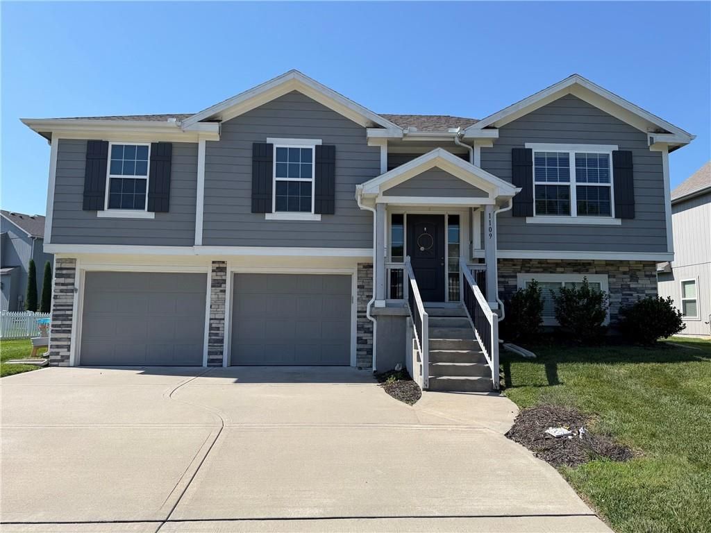 1109 SW Arborway Drive, Lee's Summit, MO 64082