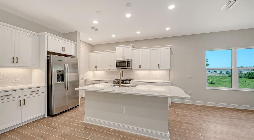Image 11 of property listing at 9940 CRYSTAL ISLES CIRCLE, Sarasota, FL 34241