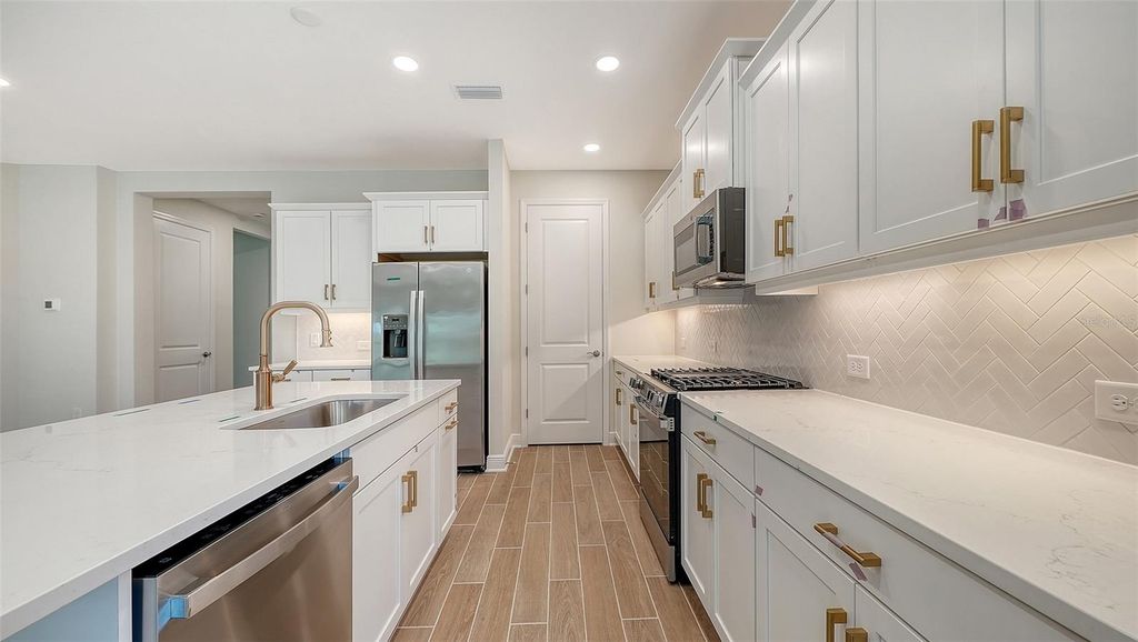 Image 12 of property listing at 9940 CRYSTAL ISLES CIRCLE, Sarasota, FL 34241