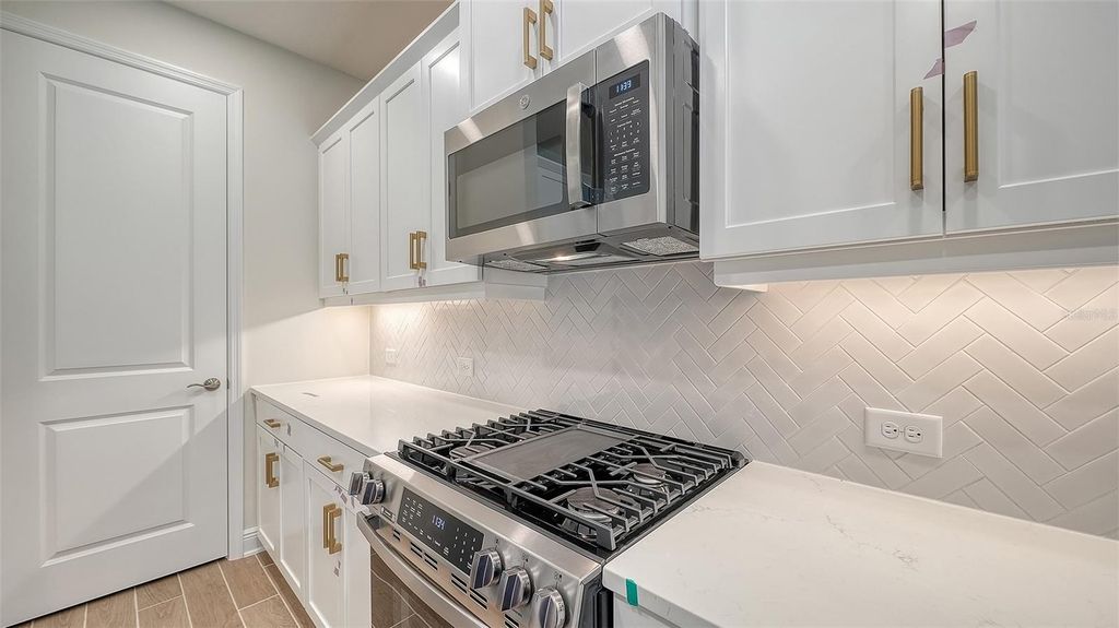 Image 13 of property listing at 9940 CRYSTAL ISLES CIRCLE, Sarasota, FL 34241