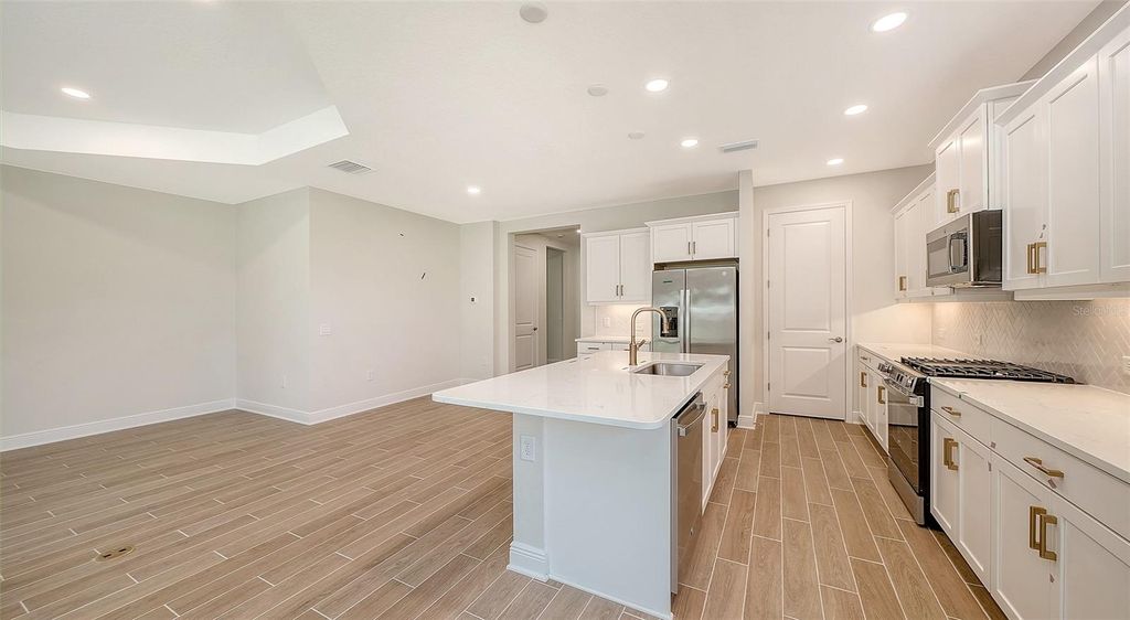 Image 15 of property listing at 9940 CRYSTAL ISLES CIRCLE, Sarasota, FL 34241