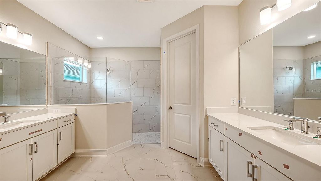 Image 24 of property listing at 9940 CRYSTAL ISLES CIRCLE, Sarasota, FL 34241