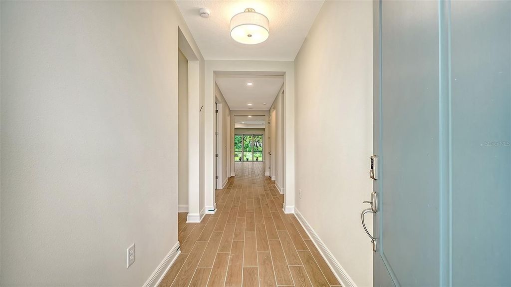 Image 6 of property listing at 9940 CRYSTAL ISLES CIRCLE, Sarasota, FL 34241