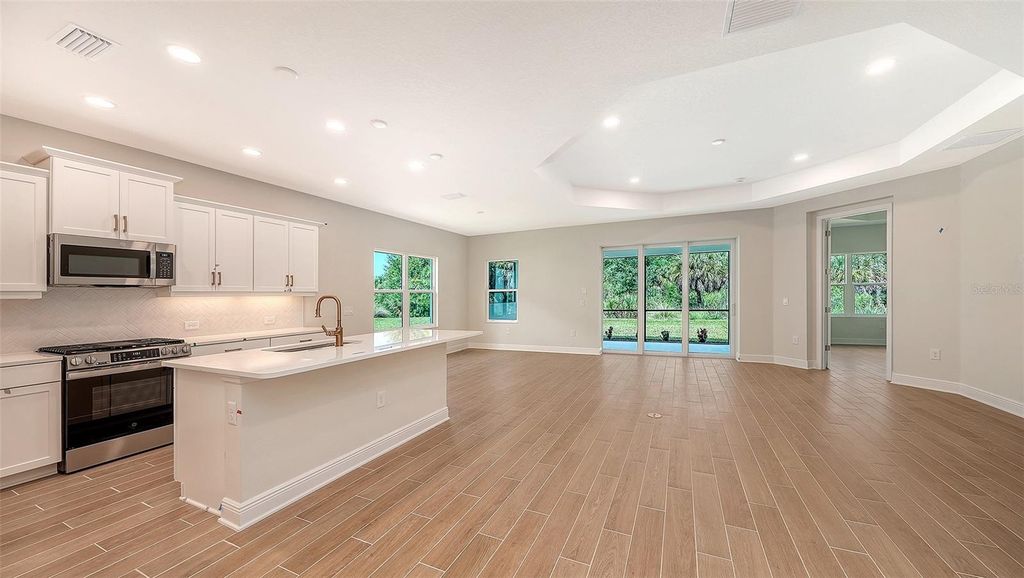 Image 8 of property listing at 9940 CRYSTAL ISLES CIRCLE, Sarasota, FL 34241