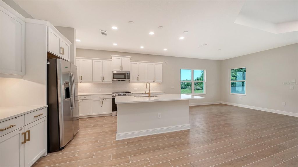 Image 10 of property listing at 9940 CRYSTAL ISLES CIRCLE, Sarasota, FL 34241