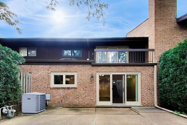 1712 Wildberry Drive B, Glenview, IL 60025