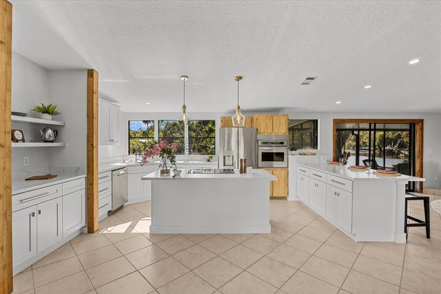 7918 SE Paradise Court, Stuart, FL 34997