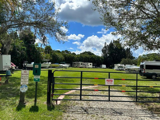 7918 SE Paradise Court, Stuart, FL 34997