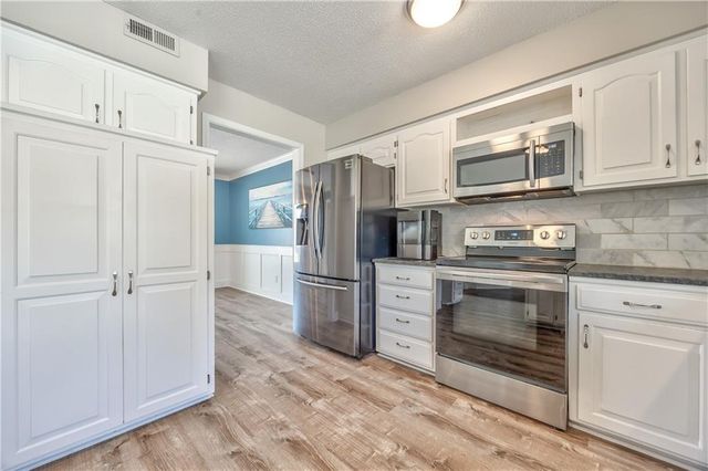 11822 Hardy Street, Overland Park, KS 66210