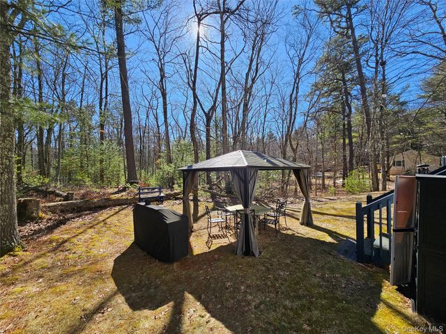65 W Peenpack Trail, Sparrowbush, NY 12780
