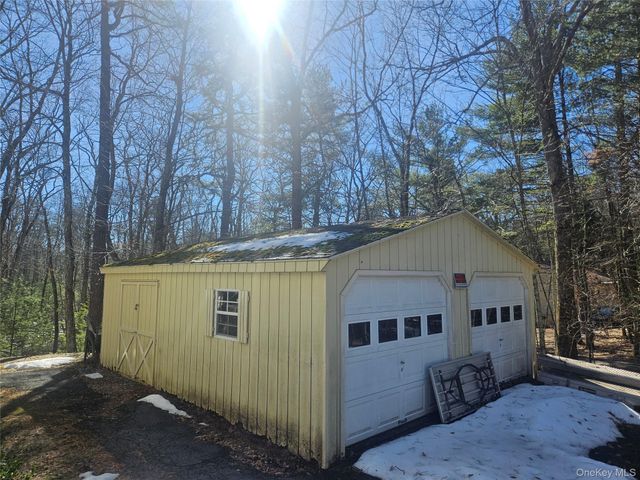 65 W Peenpack Trail, Sparrowbush, NY 12780