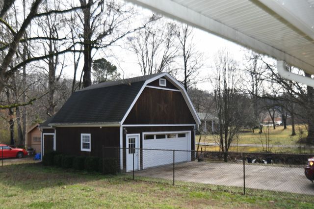 407 Old Hog Creek Road, Waynesboro, TN 38485