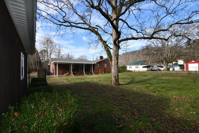 407 Old Hog Creek Road, Waynesboro, TN 38485