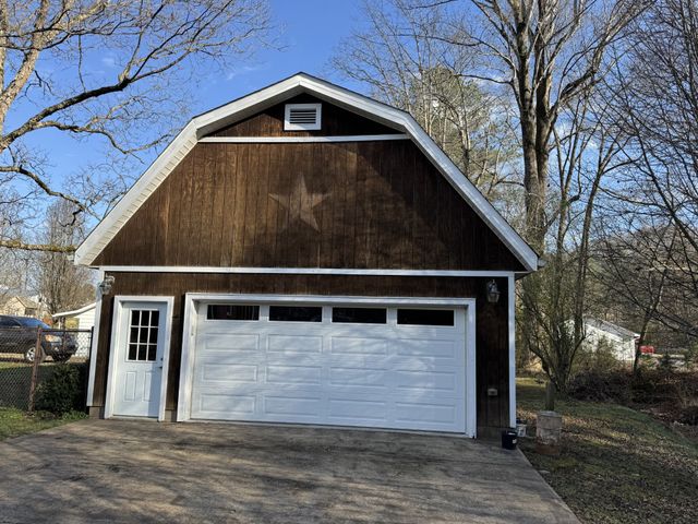 407 Old Hog Creek Road, Waynesboro, TN 38485