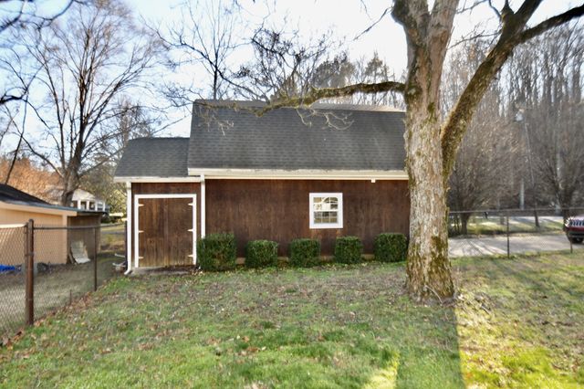 407 Old Hog Creek Road, Waynesboro, TN 38485