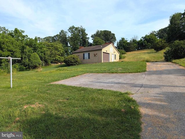 360 SCHOOLHOUSE RD, New Providence, PA 17560