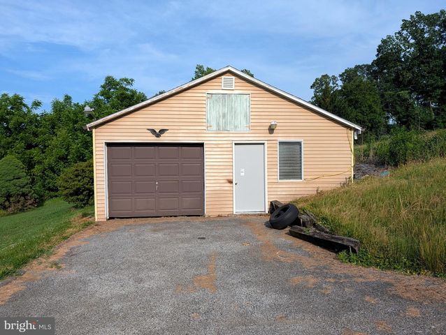 360 SCHOOLHOUSE RD, New Providence, PA 17560