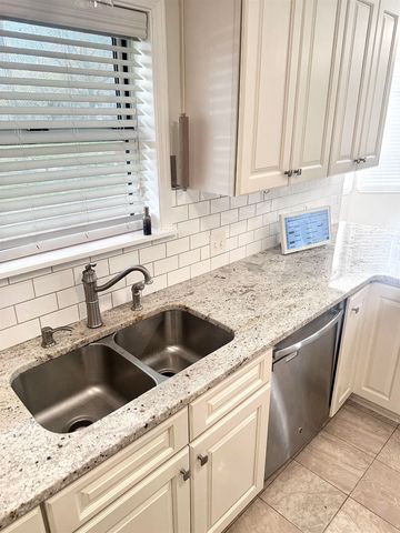 10517 Buxton Rd, St Amant, LA 70774