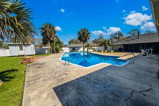 10517 Buxton Rd, St Amant, LA 70774