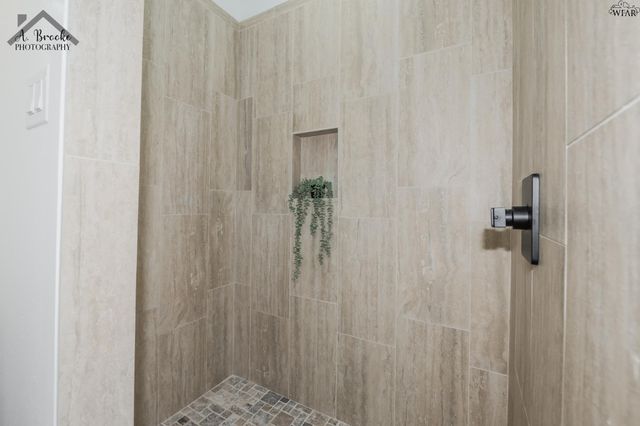 209 E IKARD STREET, Henrietta, TX 76365