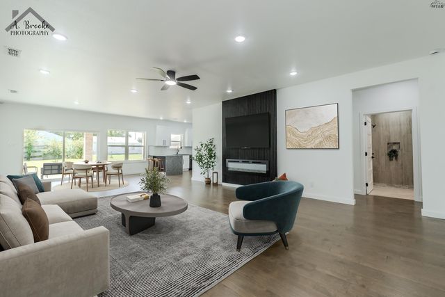 209 E IKARD STREET, Henrietta, TX 76365