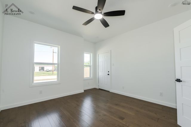 209 E IKARD STREET, Henrietta, TX 76365