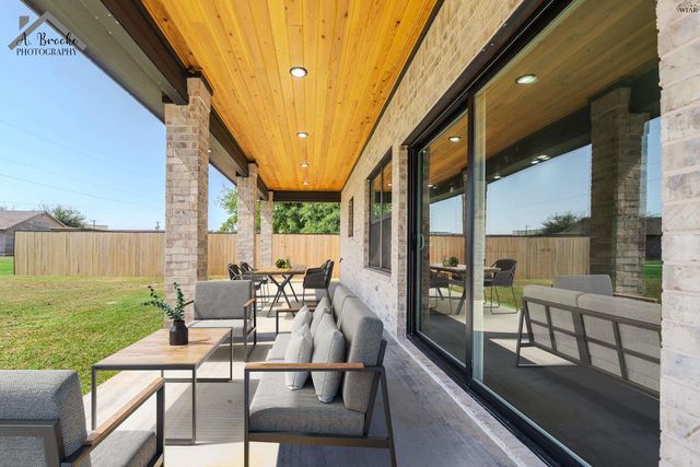 209 E IKARD STREET, Henrietta, TX 76365