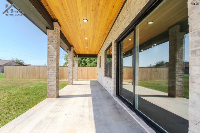 209 E IKARD STREET, Henrietta, TX 76365