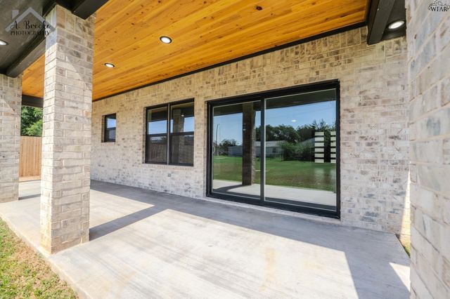 209 E IKARD STREET, Henrietta, TX 76365