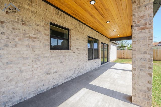 209 E IKARD STREET, Henrietta, TX 76365