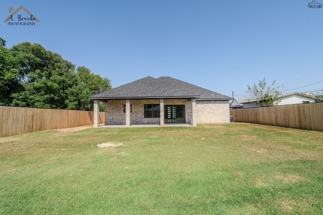 209 E IKARD STREET, Henrietta, TX 76365