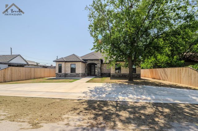 209 E IKARD STREET, Henrietta, TX 76365