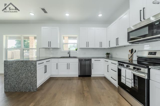 209 E IKARD STREET, Henrietta, TX 76365