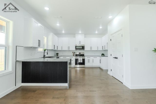 209 E IKARD STREET, Henrietta, TX 76365