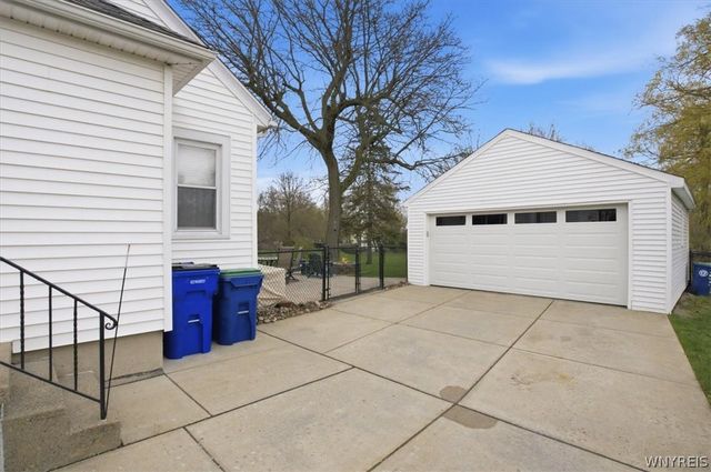 121 Country Parkway, Amherst, NY 14221