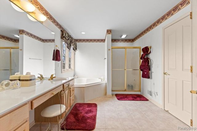 7555 Windgate Circle, West Bloomfield, MI 48323