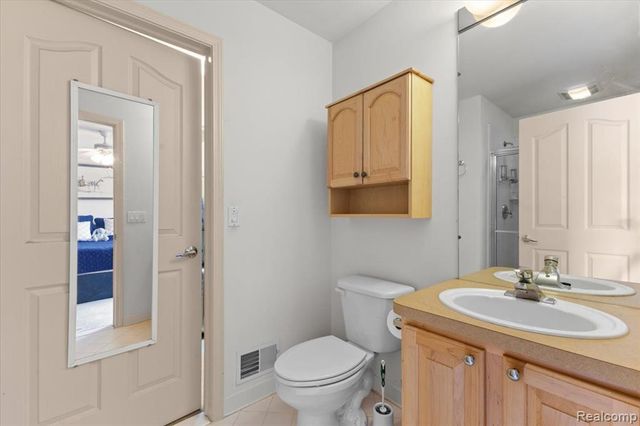 7555 Windgate Circle, West Bloomfield, MI 48323