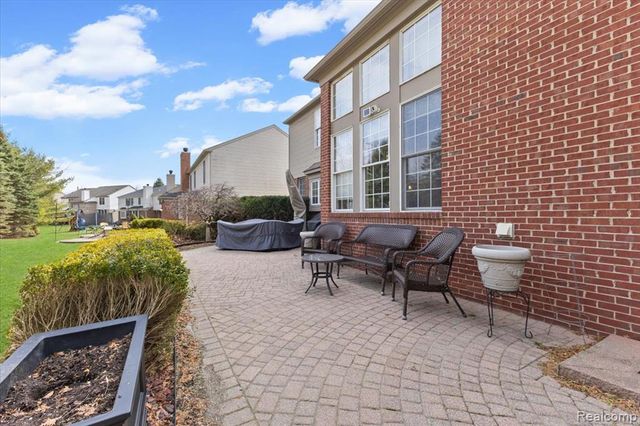 7555 Windgate Circle, West Bloomfield, MI 48323