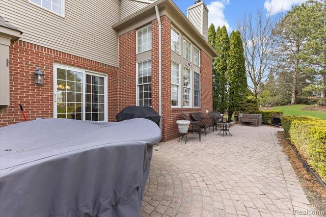 7555 Windgate Circle, West Bloomfield, MI 48323