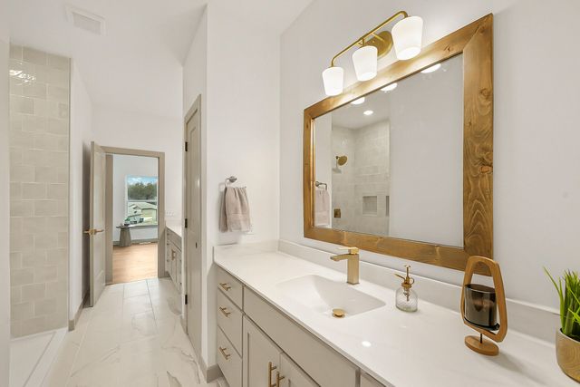 435 DOVER CT, Holts Summit, MO 65043