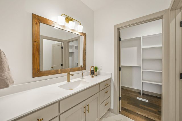 435 DOVER CT, Holts Summit, MO 65043