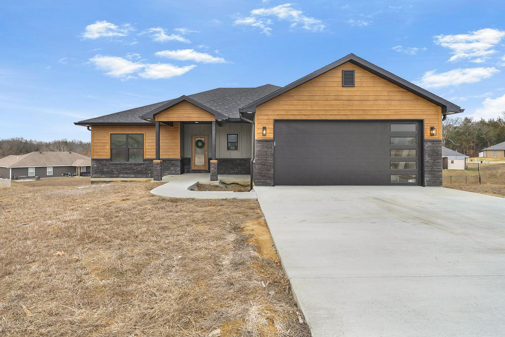 435 DOVER CT, Holts Summit, MO 65043