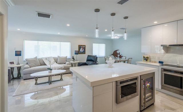 1900 BENJAMIN FRANKLIN DRIVE V11, Sarasota, FL 34236