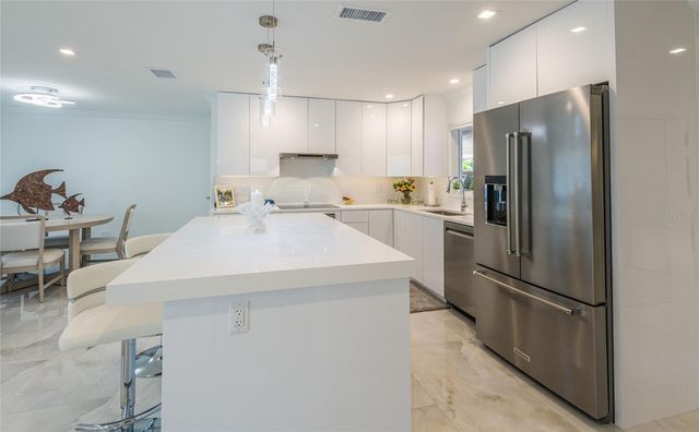 1900 BENJAMIN FRANKLIN DRIVE V11, Sarasota, FL 34236