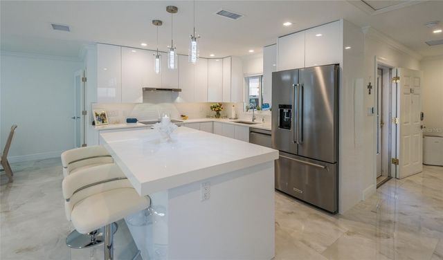 1900 BENJAMIN FRANKLIN DRIVE V11, Sarasota, FL 34236