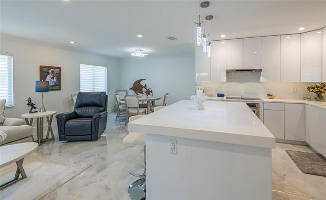 1900 BENJAMIN FRANKLIN DRIVE V11, Sarasota, FL 34236