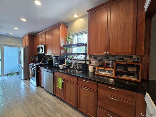 22911 Maple Avenue, Farmington, MI 48336